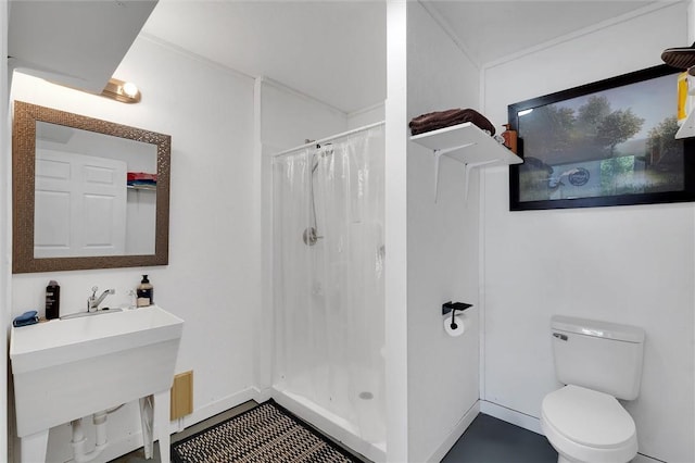 full bathroom featuring a stall shower, a sink, toilet, and baseboards