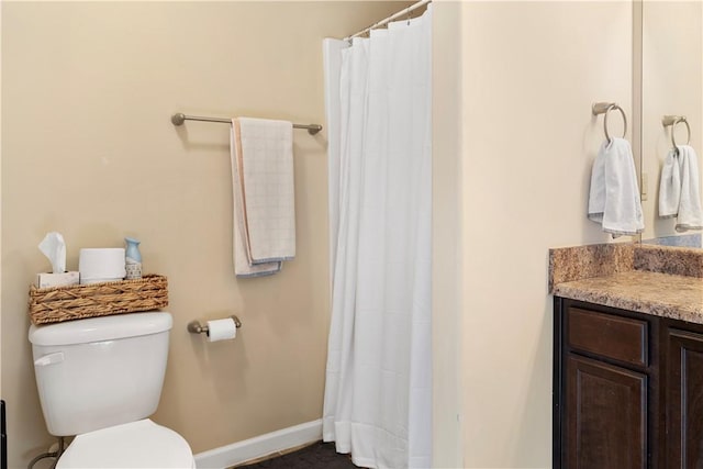 bathroom featuring a shower with curtain, vanity, toilet, and baseboards