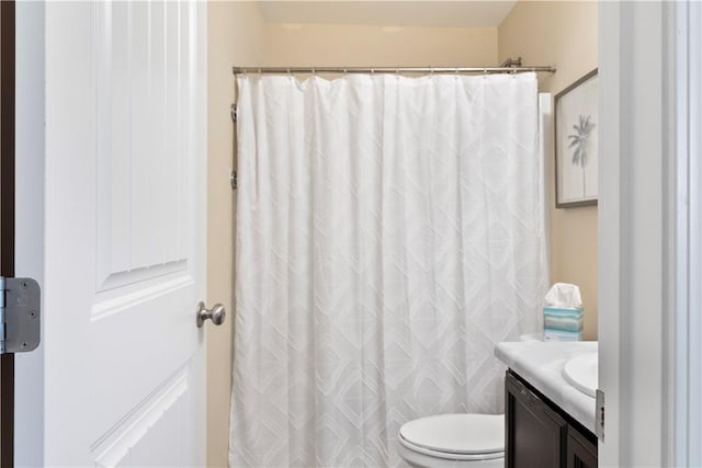 bathroom with toilet, a shower with curtain, and vanity