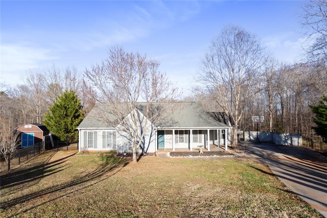 view of front of property featuring fence and a front yard