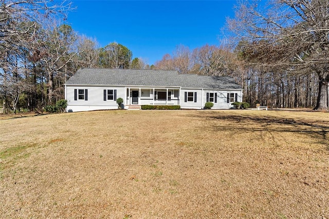 ranch-style home featuring a front lawn