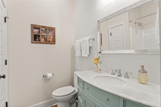 full bath featuring a shower, vanity, toilet, and baseboards