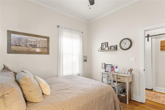 bedroom featuring light wood-type flooring, crown molding, baseboards, and ceiling fan