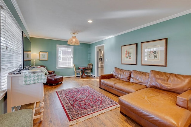 living room with baseboards, recessed lighting, wood finished floors, and crown molding