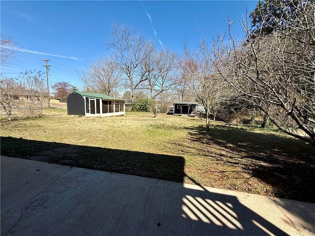 view of yard with an outdoor structure