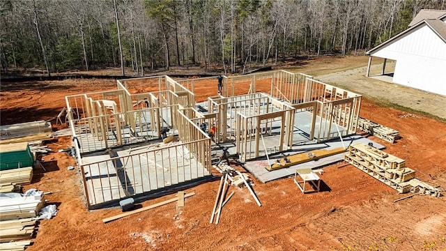 birds eye view of property featuring a forest view