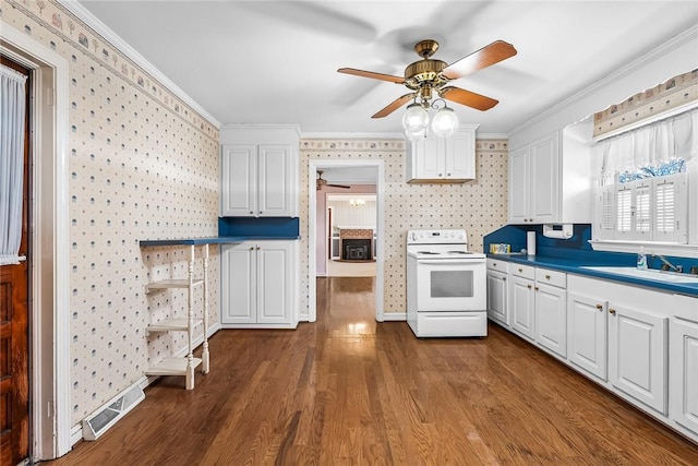 kitchen with wallpapered walls, visible vents, and electric stove