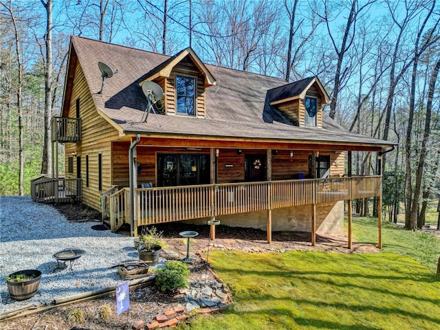 view of front of property with a front lawn