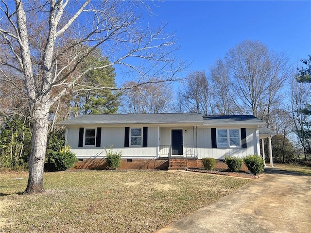 view of front of house featuring a front yard, crawl space, roof with shingles, and driveway