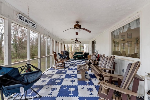 sunroom with ceiling fan