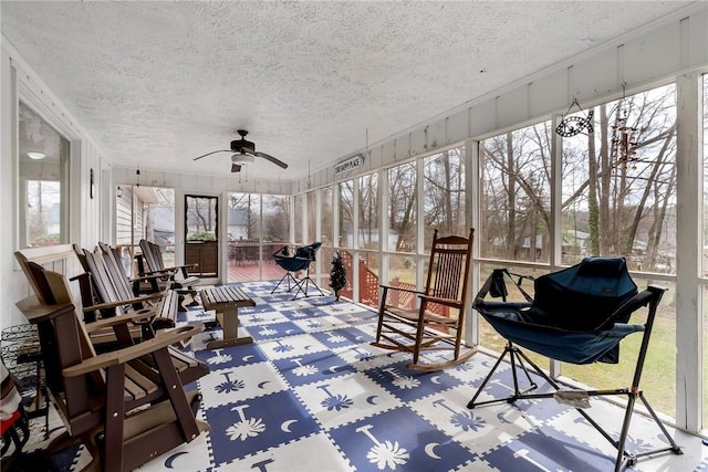 sunroom / solarium featuring a ceiling fan