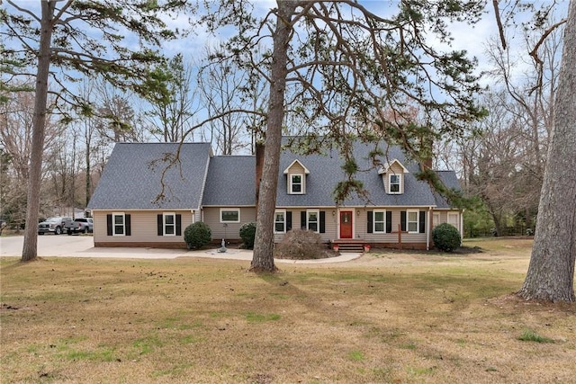 view of front of home featuring a front lawn and roof with shingles