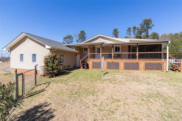 view of front of property featuring a shingled roof, fence, crawl space, a gate, and a front lawn