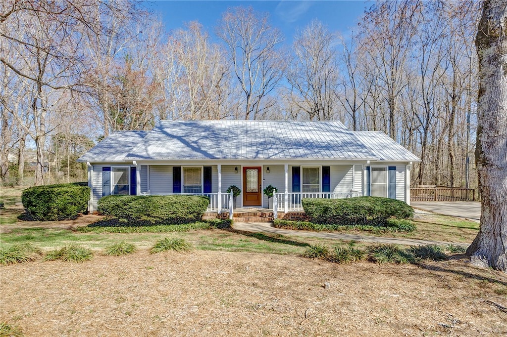 ranch-style home with a porch