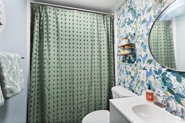 bathroom with a shower with shower curtain, vanity, and toilet