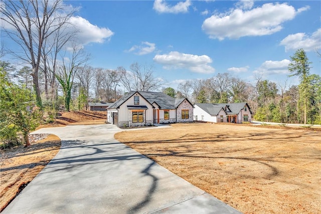 view of front of home featuring a front lawn and concrete driveway