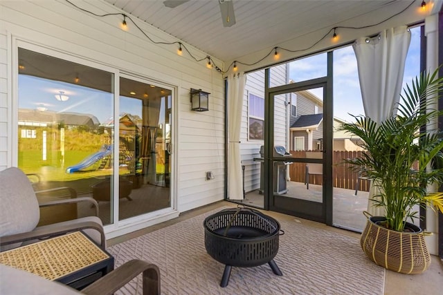 sunroom with ceiling fan