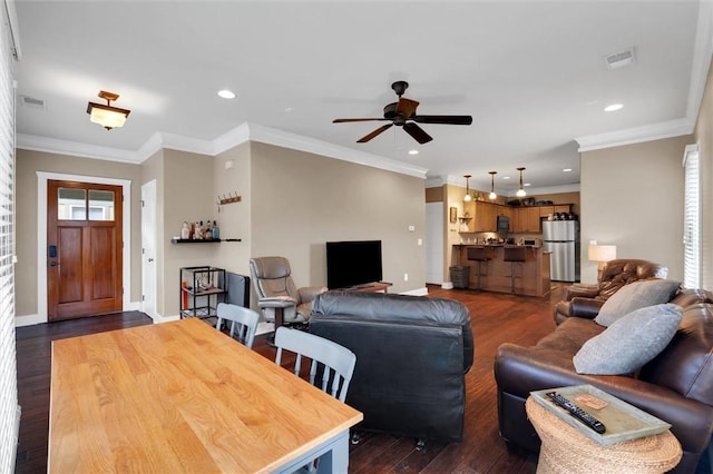 living area featuring dark wood-style floors, recessed lighting, visible vents, and baseboards