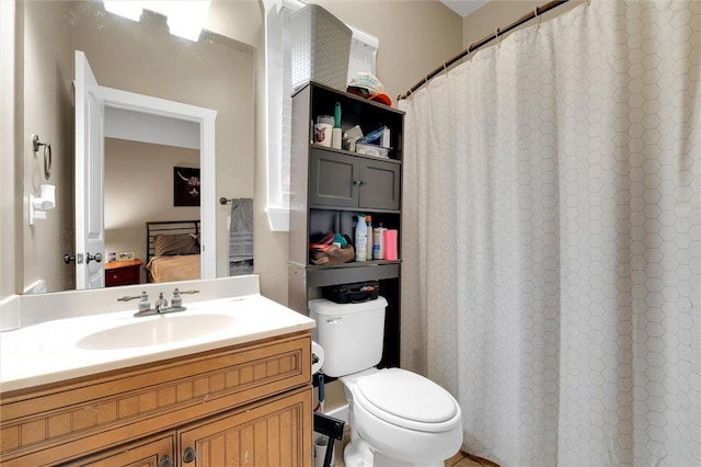 bathroom featuring vanity, a shower with shower curtain, ensuite bath, and toilet