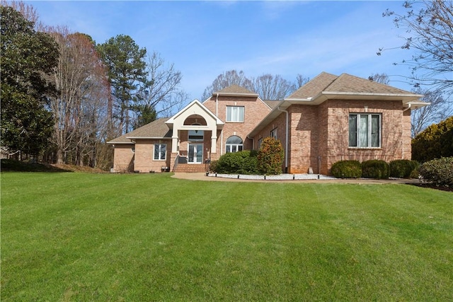 view of front of property featuring a front yard and brick siding