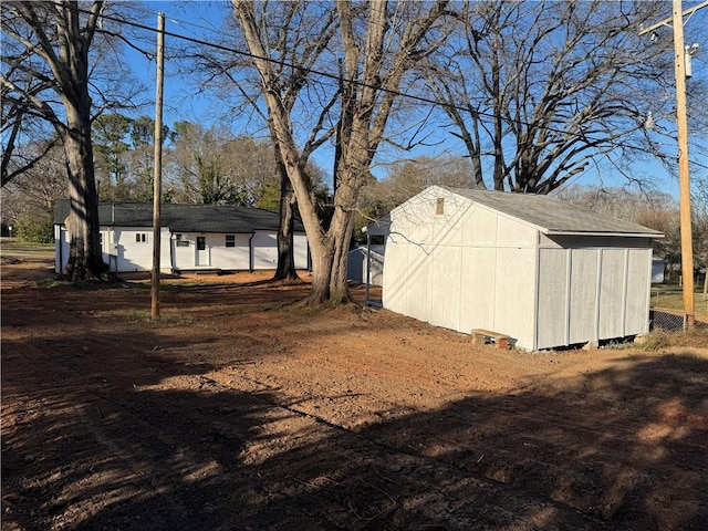 view of yard featuring an outdoor structure