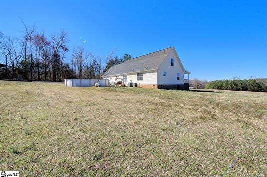 view of side of property featuring a yard