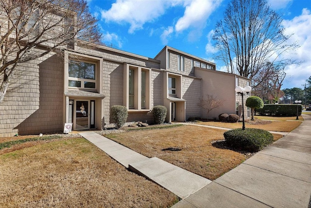 view of front of home featuring a front yard