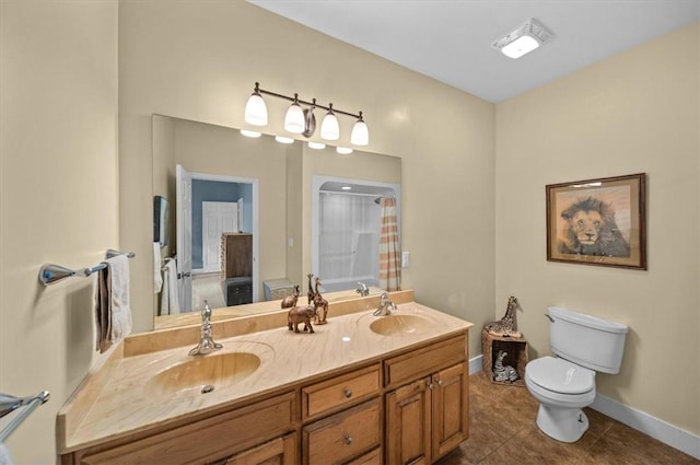 bathroom featuring curtained shower, baseboards, a sink, and toilet