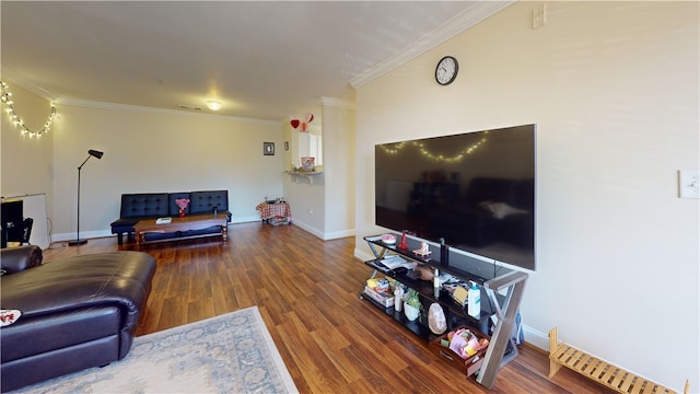 living area featuring baseboards, ornamental molding, and wood finished floors