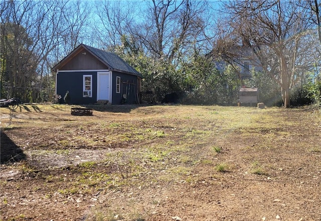 view of yard featuring an outbuilding and fence