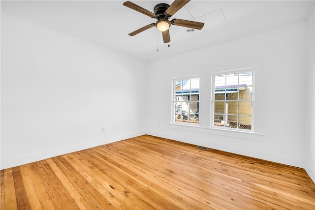 unfurnished room featuring light wood-type flooring, visible vents, baseboards, and ceiling fan