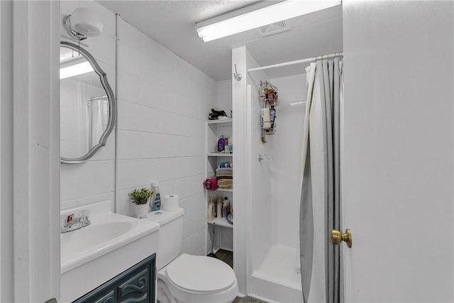 bathroom with curtained shower, toilet, visible vents, and vanity