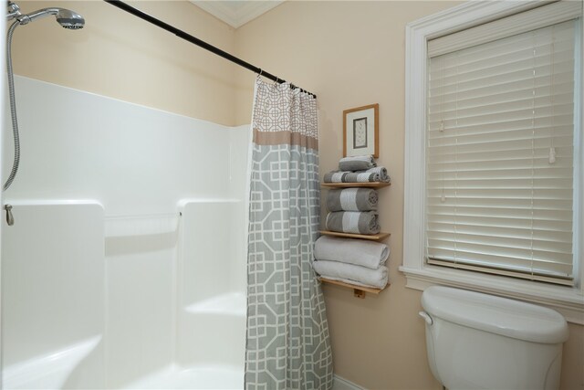 full bath with curtained shower and toilet