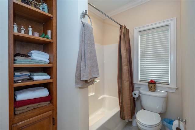 full bath featuring toilet, shower / bath combo with shower curtain, and ornamental molding