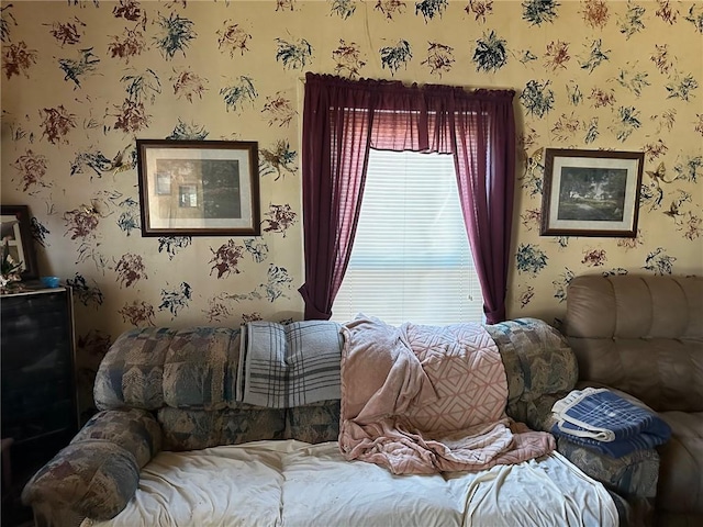 living area with wallpapered walls