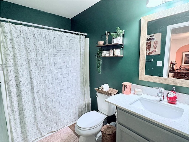 full bath with curtained shower, toilet, and vanity