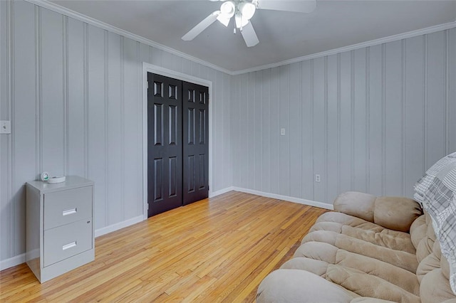 living area with ceiling fan, baseboards, light wood-type flooring, and ornamental molding