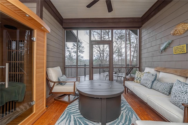 sunroom with ceiling fan