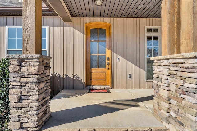 entrance to property with a shingled roof