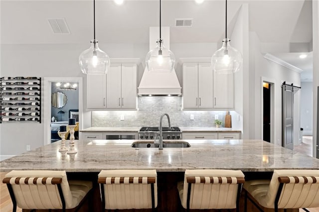 505 Bellhaven Ct, Salem, SC 29676 - kitchen featuring tasteful backsplash, visible vents, a barn door, and a kitchen island with sink
