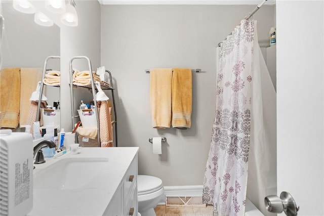 full bathroom featuring curtained shower, toilet, vanity, and baseboards