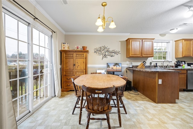 dining area with a notable chandelier, a textured ceiling, visible vents, and ornamental molding