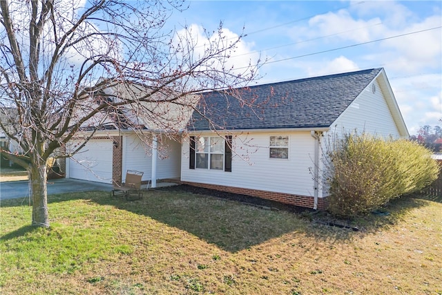 view of front facade with a front lawn, an attached garage, driveway, and a shingled roof