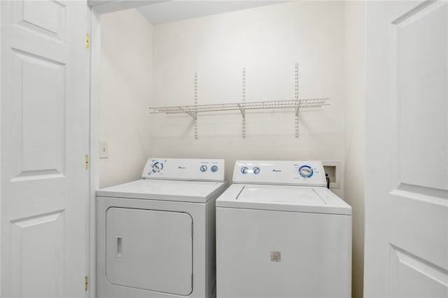 laundry room with laundry area and independent washer and dryer