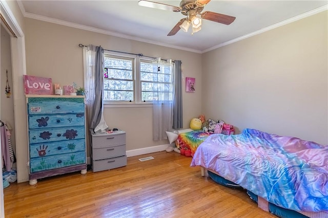 bedroom with light wood-type flooring, visible vents, ornamental molding, a ceiling fan, and baseboards