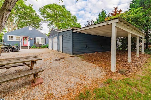 view of yard with an outbuilding and a garage