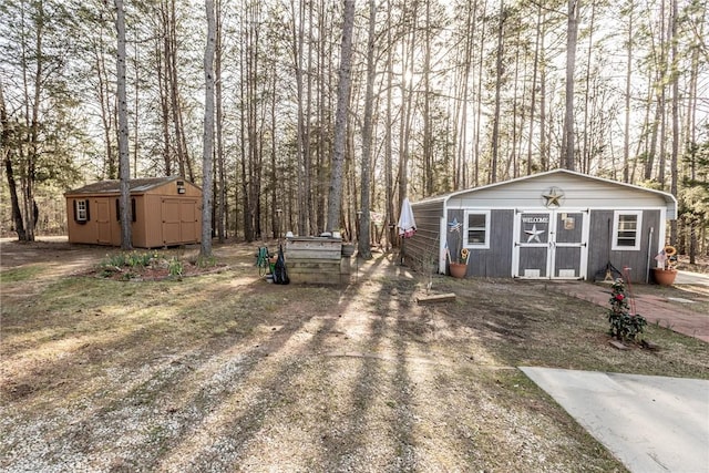 view of yard featuring an outbuilding and a storage shed