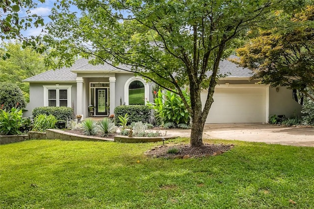 view of front of property featuring a shingled roof, a front yard, and stucco siding