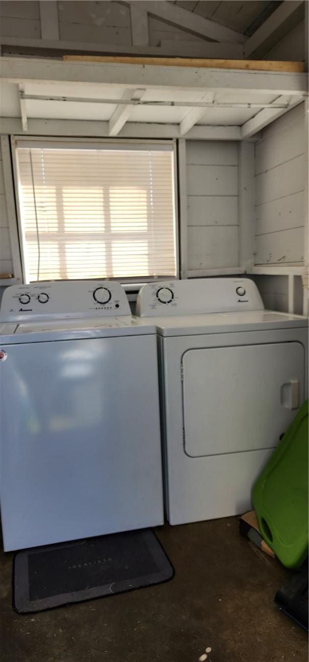 washroom with laundry area and washing machine and dryer