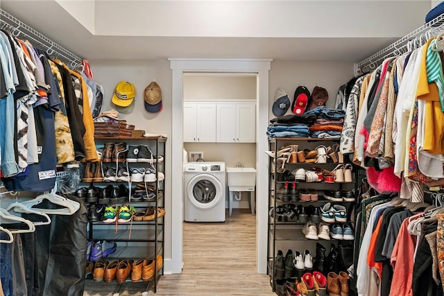 103 W Chestnut Cir, Central, SC 29630 - laundry area featuring washer / dryer, wood finished floors, and cabinet space